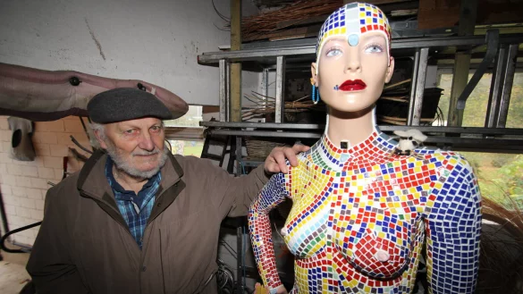 In der Garage wartet die neueste Schaufensterpuppe, die H-Punkt-Schmidt gestaltet hat, auf Abholung. Ein holl&auml;ndischer Kunsth&auml;ndler wird sie verkaufen. - &copy; Jens Rademacher