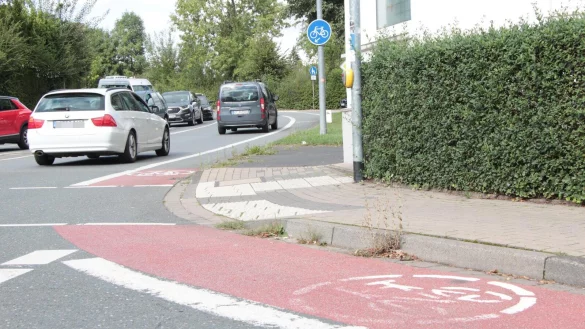 An der Herforder Stra&szlig;e sind bis zur Ecke Gosebrede die An der Herforder Stra&szlig;e sind bis zur Ecke Gosebrede die Radfahrstreifen bereits rot markiert, doch von der Kreuzung bis zur &bdquo;Leuchte" nicht mehr. Eine weitere Einf&auml;rbung sei hier nicht notwendig, hei&szlig;t es. - &copy; Carolin Brokmann(LZ)