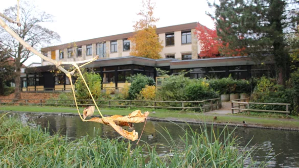 Die st&auml;dtische Musikschule Lemgo, beheimatet in der Wallschule (Foto), freut sich &uuml;ber Extra-Geld vom Land. Daf&uuml;r soll eine feste Gesangsfachkraft eingestellt werden, die au&szlig;erdem die Gesch&auml;fte digital vorantreiben soll.&nbsp; - &copy; Archivfoto: Till Brand