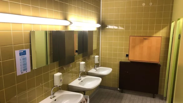 Die Toilettenanlagen im Rathaus sollen neu gemacht werden. Hier ein Blick in das Herren-WC f&uuml;r Besucher, das wie alle Sanit&auml;ranlagen aus dem Jahr 1975 stammt. - &copy; Sven Kienscherf