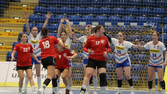 Die HSG-Deckung erwartet den Wurf von Celina M&auml;nnich (Nummer 18). Die Hannoveranerin verletzte sich wenig sp&auml;ter am Knie. - &copy; Oliver K&ouml;nig