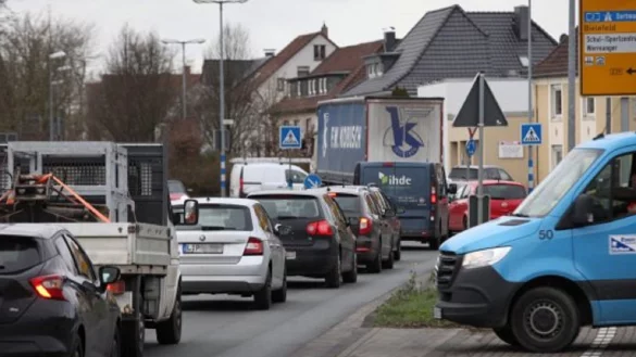 Neben der B 66 ist auch die B 239, hier in H&ouml;he Marktkauf, stark frequentiert.&nbsp; - &copy; Bernhard Preuss