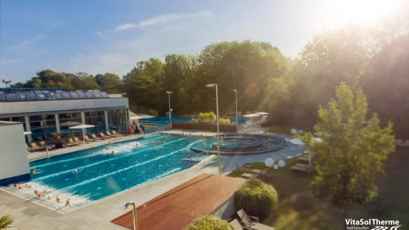 Das große Außenbecken der "VitaSol-Therme" im Herbst. Die Stadt plant, die gesamte Anlage zu verkaufen. - © Copyright:www.fap-studio.comMarcus Barthel