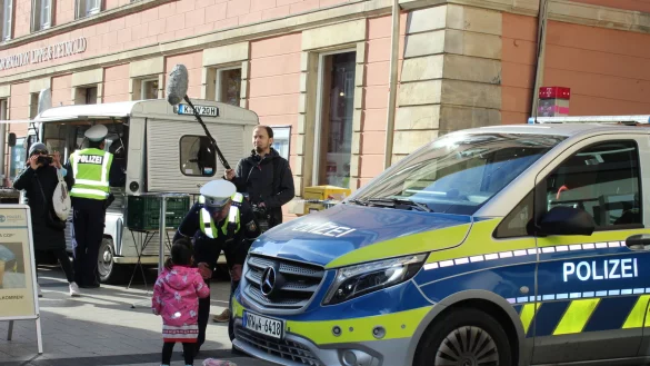 Polizist Hauptkommissar Cord Römisch nimmt beim Aktionstag am Detmolder Marktplatz auch die Fragen der ganz kleinen Bürger ernst. Foto: Tabea Macy - © Tabea Macy