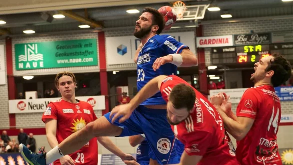 Tim Suton r&auml;umt gegen die Nettelstedter (von links) Marek Nissen, Yannick Dr&auml;ger und Peter Strosack den Weg frei. Foto: J&ouml;rg Hagemann - &copy; J&ouml;rg Hagemann