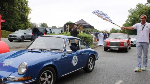 Organisator Matthias Girlich (rechts) er&ouml;ffnet die mehr als 200 Kilometer lange Tour durch das Lipperland. - &copy; Chiara Wibbeke