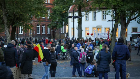 Die Teilnehmer der Demos aus der sogenannten Delegitimierer-Szene (hier in Bielefeld im September 2022) waren schon immer bunt gemischt. Unter ihnen Esoteriker, aber auch Rechtsextreme. - &copy; Sarah Jonek