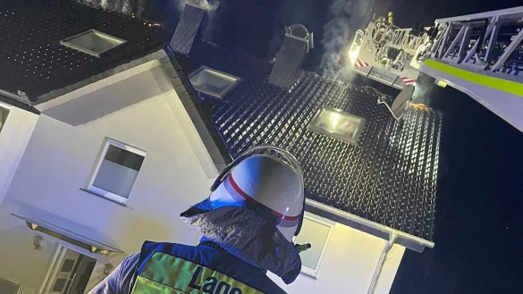 Ein Blitz soll in einen Dachstuhl eines Einfamilienhauses eingeschlagen sein. Die Feuerwehr war rund vier Stunden in M&uuml;ssen im Einsatz. - &copy; Feuerwehr Lage