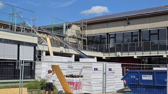 Am Schulzentrum Werreanger wird das Dach abgedichtet und an der Fassade gearbeitet. - © Astrid Sewing