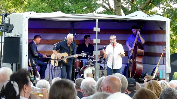 Dieter Kropp & seine famose Combo brennen im Freilichtmusem ein Feuerwerk von Blues und Rock’n’Roll ab. - © Rudi Rudolph