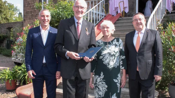 &Uuml;ber die Verleihung freuen sich Bad Salzuflens B&uuml;rgermeister Dirk Tolkemitt, Ordenstr&auml;ger Albrecht Nacke mit Ehefrau Ursel Nacke und Landrat Dr. Axel Lehmann (von links). - &copy; Kreis Lippe
