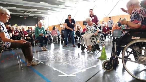 Mit Freude dabei: Teilnehmerinnen und Teilnehmer an den ersten Lemgoer Seniorenspielen. - &copy; Ev. Altenzentrum am Schloss