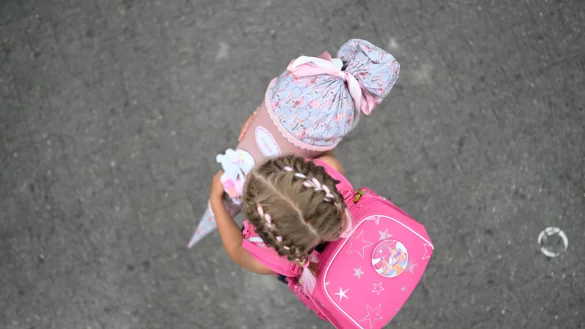 Ein Meter voller &Uuml;berraschungen: Viele Eltern zerbrechen sich derzeit die K&ouml;pfe, was sie in die Schult&uuml;te packen k&ouml;nnen. Ein Spielwarenprofi und ein Buchh&auml;ndler haben jede Menge Ideen. - &copy; picture alliance/dpa