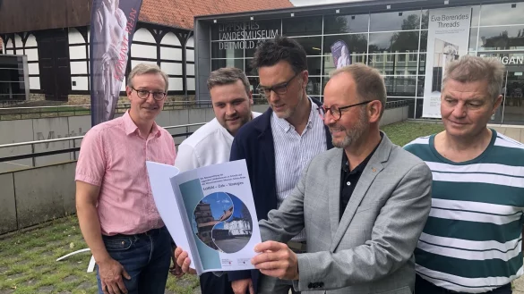 Sie betrachten das Werk von Museumsdirektor Dr. Michael Zelle (links): Lars Brakhage und Robin Wagener (Fraktionschefs von CDU und Grünen), Landesverbandsvorsteher Jörg Düning-Gast und SPD-Fraktionsvorsitzender Andreas Kuhlmann (von links). - © Martin Hostert