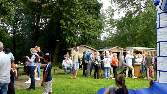 Ein ganzes Dorf feiert seine 50 Jahre alte Parkanlage an der Grillh&uuml;tte. - &copy; Rudi Rudolph