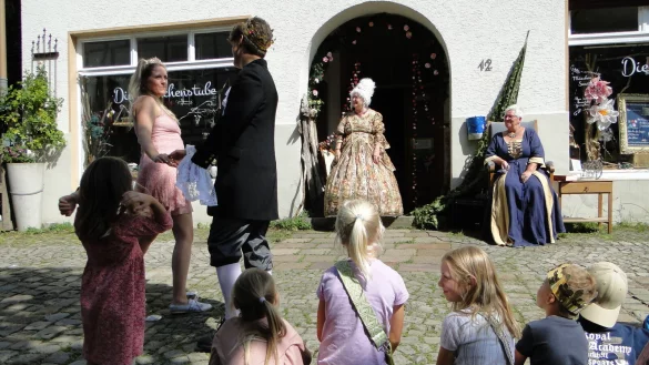 Die Kinder fiebern mit, als der Prinz von Schwalenberg alles M&ouml;gliche unternimmt, Dornr&ouml;schen aus dem 100j&auml;hrigen Schlaf zu wecken, und freuen sich &uuml;ber das Happy-End, das (von links) Dornr&ouml;schen Sonja Demuth, Prinz Marco Linnemann, K&ouml;nigin Vera Veltmann und Hofreporterin Marion Weber mit einem ausgelassenen T&auml;nzchen feiern. (Foto: Hajo G&auml;rtner) - &copy; Hajo G&auml;rtner