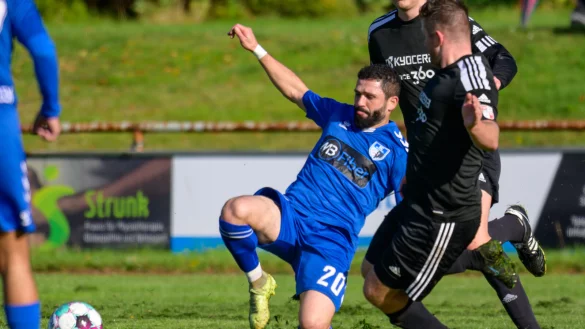 Starker Einsatz: Mit vollem Risiko geht in dieser Szene der Salzufler Yusuf Tumani (blau, 20) in den Ball. - © Egon Penner