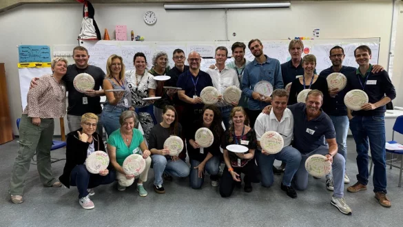 Andreas Kuhlmann (vordere Reihe, zweiter von rechts) im Kreis der Lehrerinnen und Lehrer in Valinhos/Brasilien. - &copy; Fotorechte: Andreas Kuhlmann