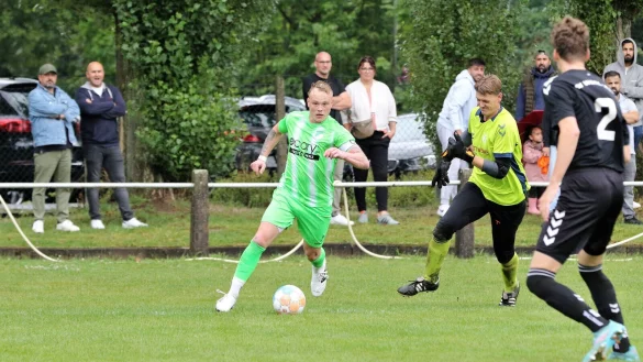 Eigentlich hat Ahmsens Kapitän Jörn Seifert dem Werl-Asper Torwart Kai Kassner, der weit aus seinem Kasten geeilt war, längst das Nachsehen gelassen. Doch einen Treffer hat diese Szene nicht zur Folge. - © Oliver König