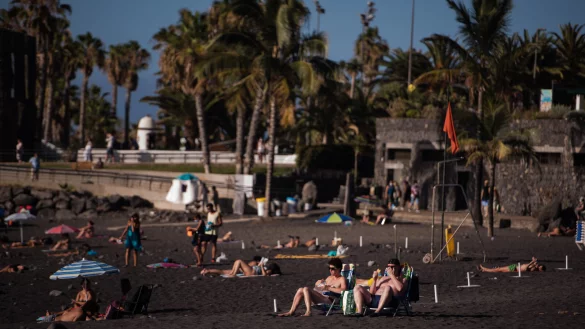 Dieses Foto zeigt einen bisher nicht gesperrten Strand auf Teneriffa. - © picture alliance/dpa