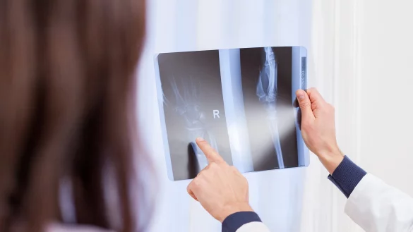 Aufkl&auml;rungsgespr&auml;che mit Patienten geh&ouml;ren zu einer der wichtigsten Pflichten von &Auml;rztinnen und &Auml;rzten. H&auml;ufig k&ouml;nnen sie ihr aber nicht nachkommen, weil viele Patienten kein Deutsch verstehen. - &copy; picture alliance/dpa/dpa-tmn