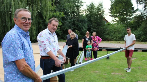 Das Team rund um Heinz T&ouml;lle (von links) Marcus Blachowski, Monika Depner, Daniel Kohring (Kohlpott), Yvonne Mausbach (mit Sohn Leon), Cornelia D&ouml;rr-Blachowski und Christian Diemer hat alle H&auml;nde voll zu tun, damit zum Festwochenende alles aufgebaut ist. - &copy; Lorraine Brinkmann