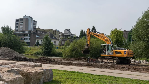 Auf den Paderwiesen sind die Bagger angerückt. Hier entsteht der neu gestaltete Paderauenpark. Das Ufer der Pader wird abgeflacht und naturnah gestaltet. - © Lena Henning
