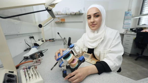 Hadeel Akkash arbeitet in einem Gütersloher Zahntechnik-Labor. - © Peter Unger