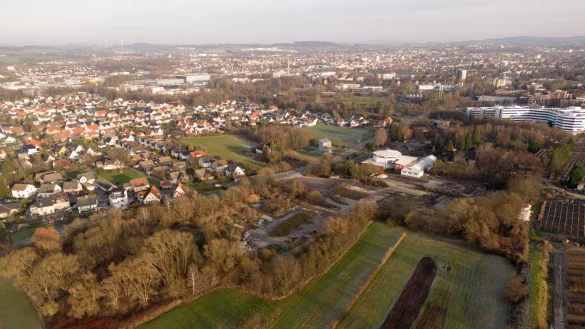 Das Foto zeigt das Gelände des ehemaligen Betonwerks Sander aus der Vogelperspektive. Hier beginnen in der ersten Septemberwoche die Erschließungsarbeiten für das neue nachhaltige Gewerbegebiet. - © Torben Gocke