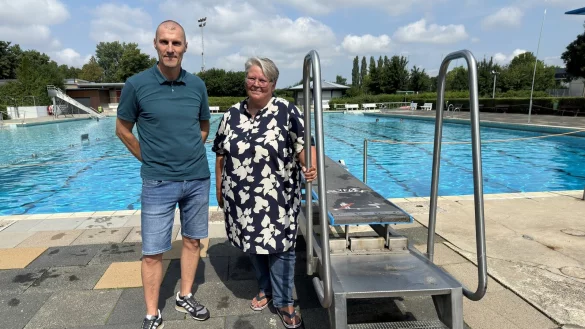 Frank Niegsch und Sandra B&uuml;schemann am gro&szlig;en Becken im Freibad Lage. - &copy; Sven Kienscherf
