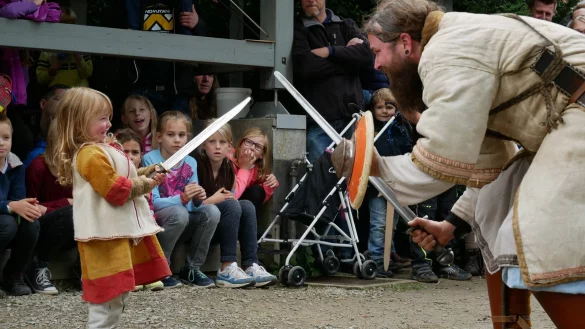 Hier darf jeder zu Schwert und Schild greifen: Eine Impression aus dem Jahr 2017 - &copy; Kristoffer Fillies