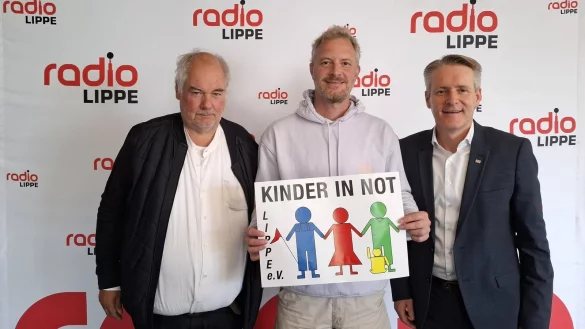 J&uuml;rgen Wattenberg vom Verein Kinder in Not Lippe, Frank Schr&ouml;der von Radio Lippe und Frank Sievert, Vorstandsmitglied der Volksbank Detmold (von links) freuen sich auf Spielzeugspenden. - &copy; Verbundvolksbank OWL