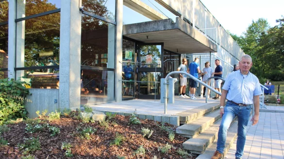 B&uuml;rgermeister Frank Meier zeigt, was sich in der Sporthalle am Hackemack alles getan hat. - &copy; Lorraine Brinkmann