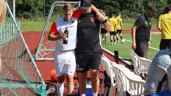 Thomas Specht (links) muss von Torwarttrainer Daniel Dittberner gestützt werden. - © Sebastian Lucas