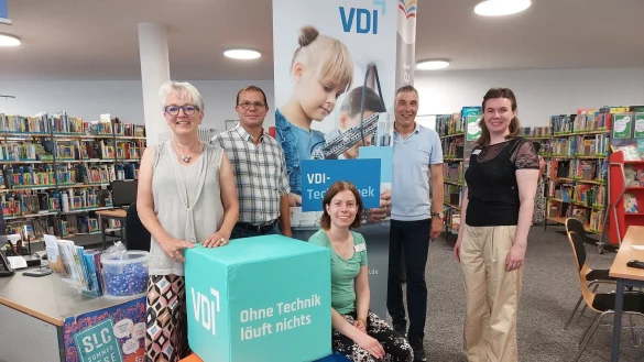 Sie wollen mit der "TechnoTHEK" das Interesse und die Begeisterung von Kindern und Jugendlichen wecken: Frederike David,Bernd Hettig (beide VDI), Sarah Zimmert (Stadtb&uuml;cherei), B&uuml;rgermeister Dirk Tolkemitt und B&uuml;chereileiterin Paula Sophie Pr&uuml;ssner - &copy; Stadt Bad Salzuflen