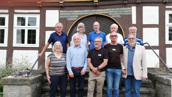 Das Foto zeigt den Lenkungsausschuss zur Planung des Dorfjubil&auml;ums. Vordere Reihe v.l.n.r. Vera Sarembe-Ridder, Rainer Friedrich, Reiner Kirberg, Dr. Joachim Kleinmanns und Werner Zahn. Hintere Reihe v.l.n.r. Heinz Heerde, Pn Wiltrud Holzm&uuml;ller, Dr. Bernd Gr&ouml;ger, Gerd Engstfeld und Dr. Hans-Joachim Keil. - &copy; Ingrid Bergmann