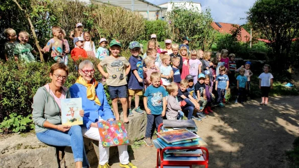 Leiterin B&auml;rbel Happ (links) und die Kita-Kinder freuen sich &uuml;ber die gro&szlig;z&uuml;gige Spende von Brigitte Spethmann-Heitlage. Zum Dank durfte sie sich eines der Kunstwerke aus der Kita als Geschenk aussuchen. - &copy; Lorraine Brinkmann