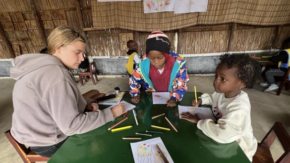 Weltw&auml;rts-Teilnehmerin Emma Rechlin arbeitet mit Kindern der Vorschule Escolinha Nhassanana in Tofo/Mosambik. Wenn die Kinder Portugiesisch lernen, steigen ihre Chancen, es in der Grundschule zu schaffen. - &copy; Emma Rechlin