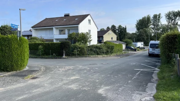Die Stra&szlig;e "Im Wiesengrund" knickt in einer scharfen Kurve ab. Die schraffierte Fl&auml;che rechts soll Autofahrer vom Parken abhalten. - &copy; Jana Beckmann