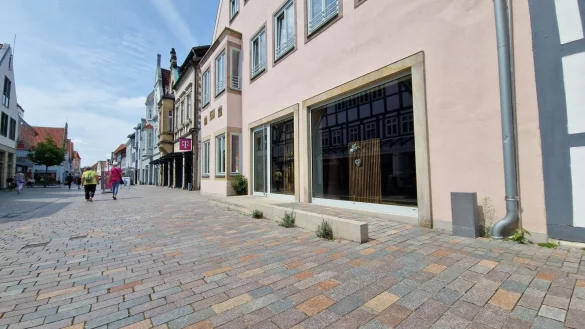 In der Mittelstraße 70 war das "Mahalo" zu Hause. Doch seit Anfang Juli ist es geschlossen. Unter anderem wollte Alexander Rembold die Schaufenster großflächig bekleben, weil sie bei Sonneneinstrahlung stark spiegeln. Das ist jedoch nicht erlaubt. - © Nadine Uphoff