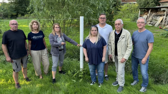 Das Wasser in Sabine Webers Garten stand bis etwa zur Hälfte des Feilers: Christian Hillbrink (von links), Beate Buschmann, Sabine Weber, Bettina Klawon, Dirk Klawon, Karl-Heinz Fasse und Klaus Gronemeier fürchten sich vor dem nächsten Unwetter. - © Sven Kienscherf