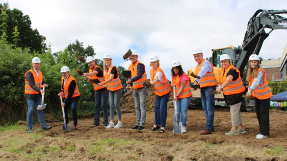 B&uuml;rgermeister Frank Meier (von links), Marco Wallenstein (Fachbereichsleiter Soziales, &Ouml;ffentliche Sicherheit und Ordnung), Joschka Pockrandt (Pockrandt Erdbau), Marlen Berling, Ralf Kopper (beide Arning Bau), Martina Brinkmann (Kreisjugendamt), Vanessa Stille, Klaus-Peter Brell, Silke Schmidt und Katharina Witt (alle CJD) besiegeln mit dem symbolischen ersten Spatenstich den Baubeginn. - &copy; Lorraine Brinkmann