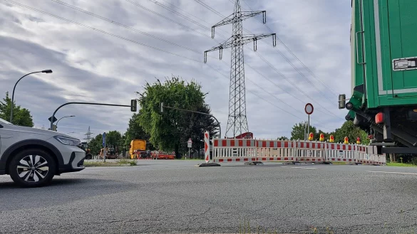 An der Kreuzung Oststra&szlig;e/ Detmolder Stra&szlig;e (B239) in Lage geht es derzeit nicht Richtung Detmold weiter. Hier regelt eine Baustellenampel den Verkehr. - &copy; Carolin Brokmann-F&ouml;rster