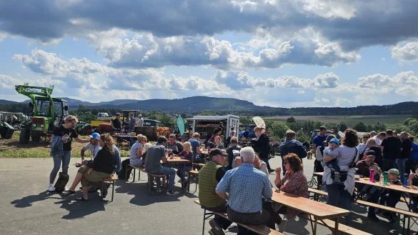 Toller Sitzplatz f&uuml;r das Mittagessen mit Aussicht - an beiden Tagen war das Hoffest von Familie Horn sehr gut besucht. - &copy; Astrid Sewing