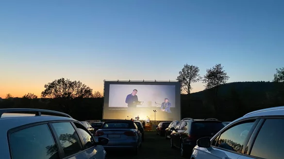 Autokino in malerischer Umgebung: Das Freiluftvergn&uuml;gen am Schiedersee hat sich in den vergangenen Jahren immer mehr zum Publikumsmagneten entwickelt, darum gibt es nun eine Neuauflage. - &copy; infinity events