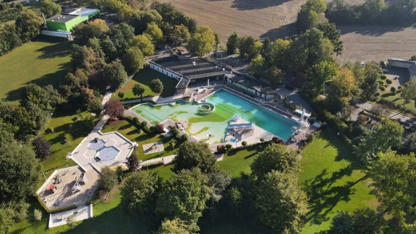 Das Freibad liegt idyllisch an der Stra&szlig;e Zum Meierhof. Der &Ouml;lbach flie&szlig;t direkt vorbei, der Verler See ist nah. - &copy; Roland Th&ouml;ring