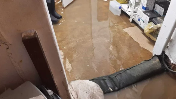 An der Wittigh&ouml;fer Stra&szlig;e sucht sich das Wasser immer wieder den Weg in den Keller. - &copy; Anja Limberg