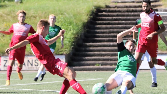 Oerlinghausens Daniel Nadig geht bei dieser Grätsche ins Risiko und sieht wenig später vom Schiedsrichter die Gelb-Rote Karte. - © Oliver König