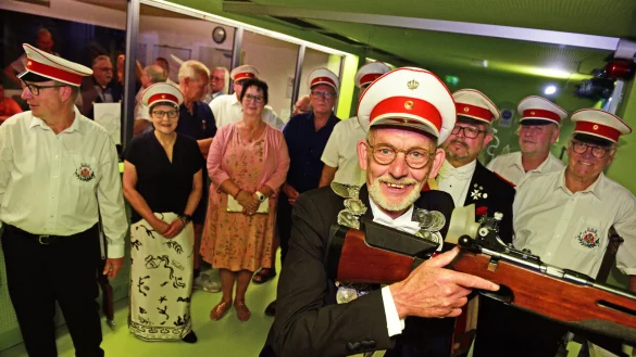 Michael Rubart setzt zum ersten Schuss an. - &copy; Nicole Ellerbrake