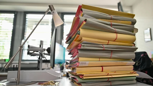 Ein großer Stapel mit Akten liegt auf dem Tisch. In der Geschäftstelle der Staatsanwaltschaft Bielefeld nehmen die Aktenberge derzeit überhand. - © Symbolfoto: dpa / Patrick Pleul
